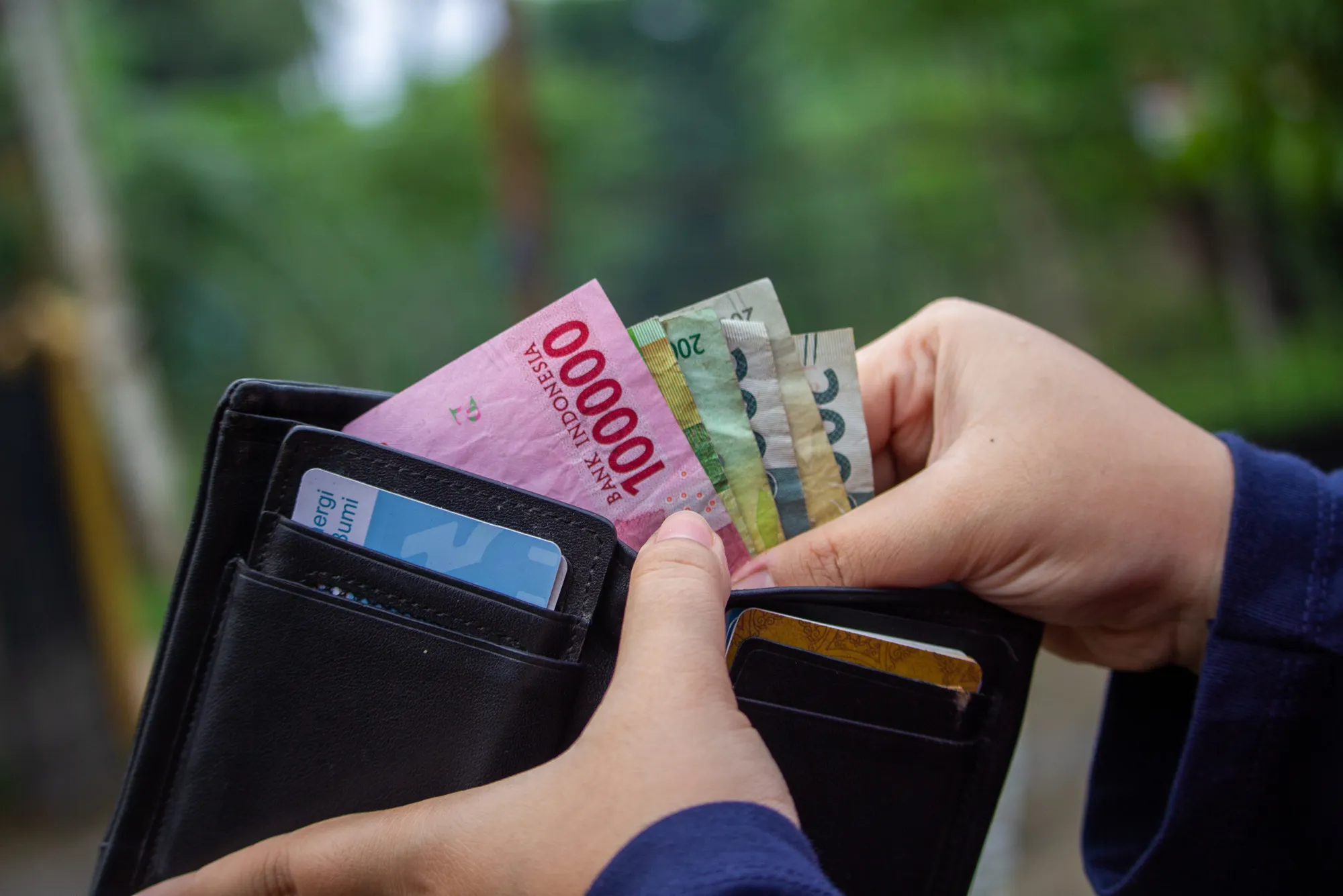 Smart Shoppers Win Cut Through Noise in 2025